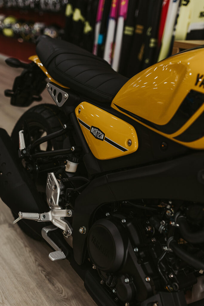 JKL moto amarilla